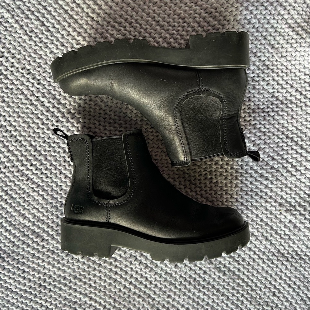 Black Leather Ugg Chelsea Boots